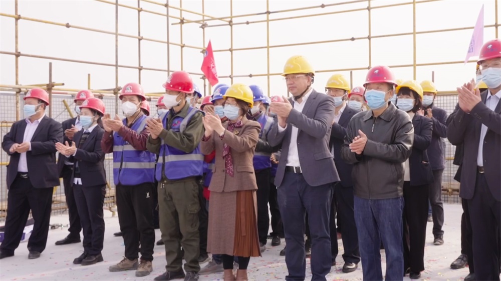 ����ף��888���ſƼ����¶��ڴ�¥�ⶥ����Բ��ʵ��