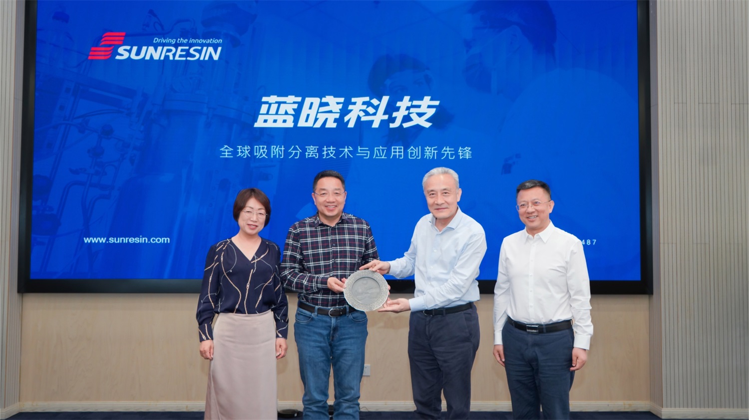 �Ĵ���ѧ�ó�������һ�й���888���ſƼ��ιۻ���